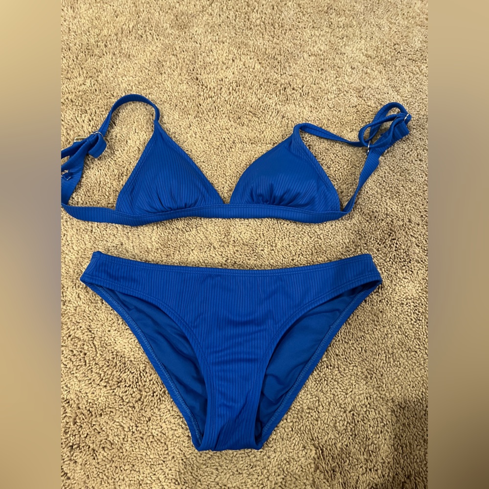 Target bikinis bundle. 3 bottoms all size:M. Two tops both size:S